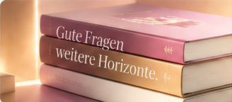 Bücher — gestapelte Bücher, Claim: Gute Fragen, weitere Horizonte.