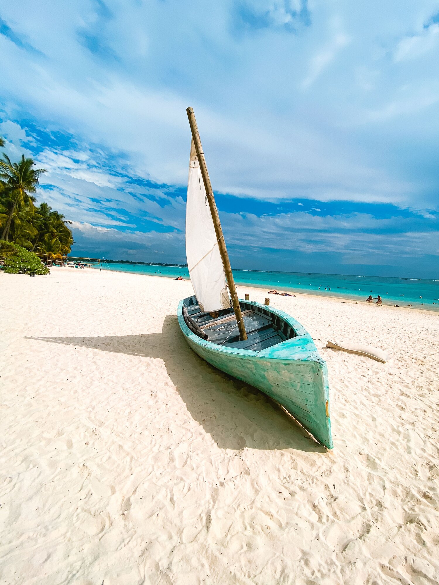 Traditionelles blaues Segelboot am weißen Sandstrand Mauritius'