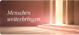 Seminare & Ausbildungen — Podest in warmem Licht, Claim: Menschen weiterbringen.