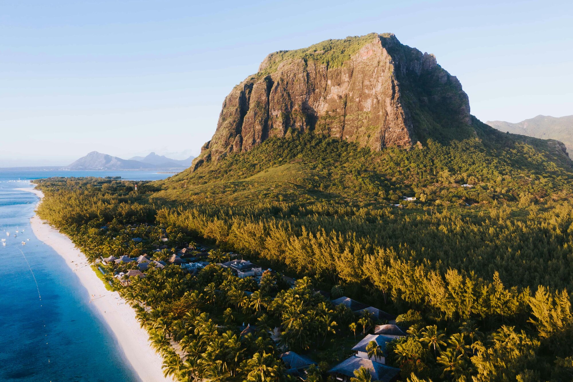 Luftaufnahme des Le Morne Brabant mit weißem Sandstrand und Palmen